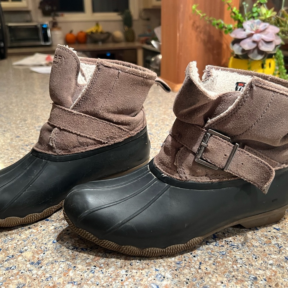 Short Sperry winter boots